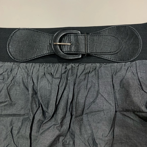 Beautiful skirt with built-in belt detail - Picture 2 of 2